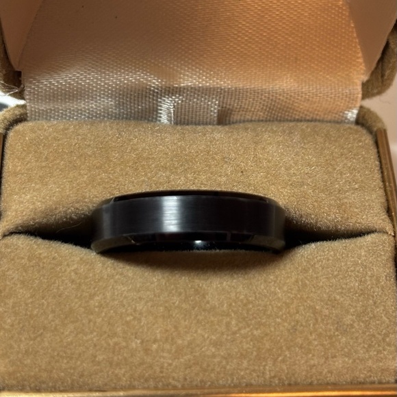 TUNGSTEN CARBIDE MEN’S RING (KING WELL) - Picture 1 of 4